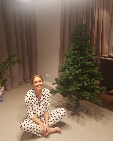 Катя наряжает ёлку Катя Осадча