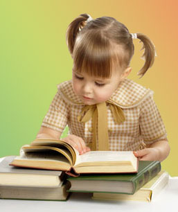 Девочка читает книгу Как научить ребенка быстро читать