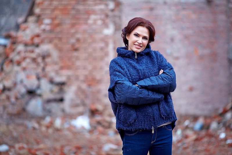 Эвелина Блёданс в пуховой куртке AFG Эвелина Блёданс в AFG