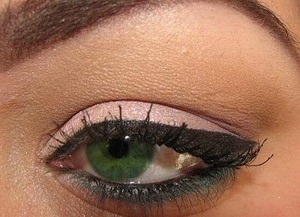 Розовые тени Макияж для зеленых глаз