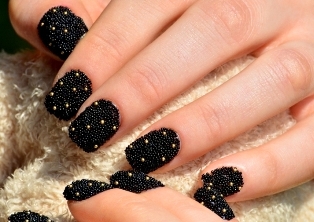 маникюр в черном цвете икорный маникюр
