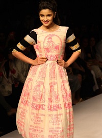 Модель в платье от Масаба Гупта показ мод в индии