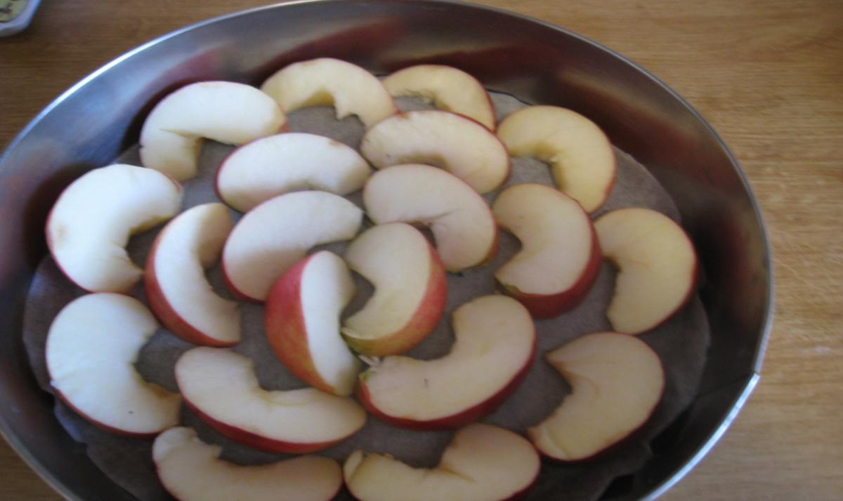 Выкладываем яблоками дно формы Приготовление шарлотки